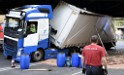 LKW blieb unter Bruecke haengen Koeln Ehrenfeld Innere Kanalstr Hornstr P105